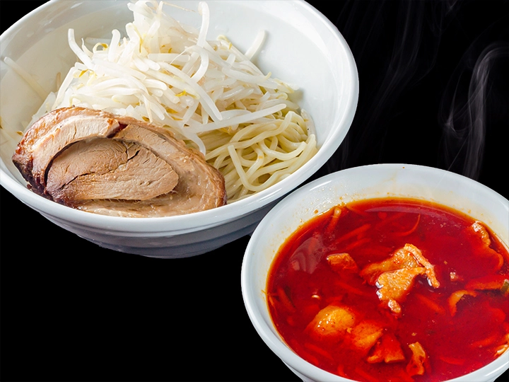 暴力的なまでに広がる辛さの刺激と豚バラ肉の旨味と味噌のコク！